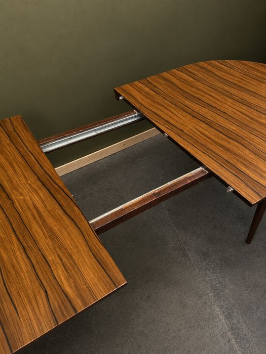 Mesa de jantar extensivel em Pau-Ferro