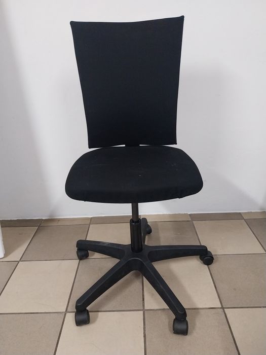 Krzesło biurowe w kolorze czarnym nowe