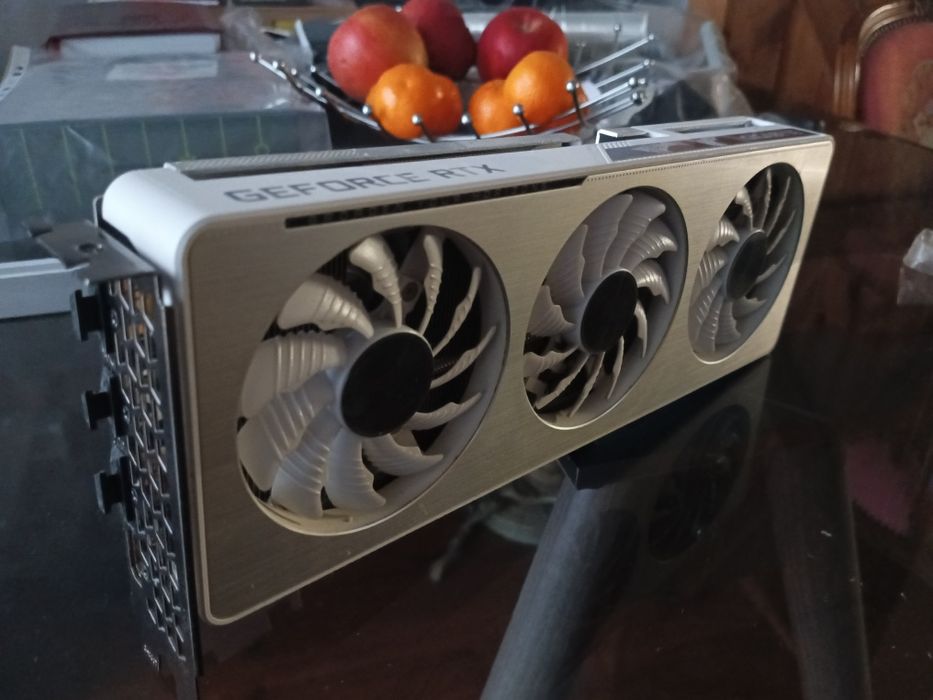 Продам практически новую видеокарту  Nvidia  Gigabyte Geforce 3060 rtx