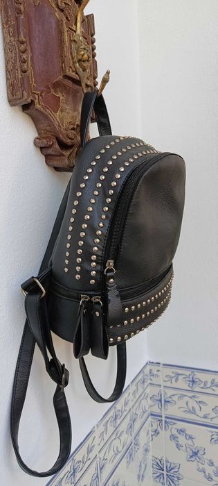 Mochila preta de mulher
