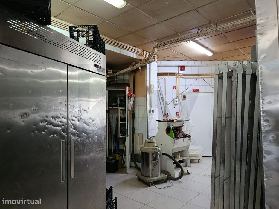 Pastelaria e Padaria com fabrico próprio, para trespasse, em Esgueira,