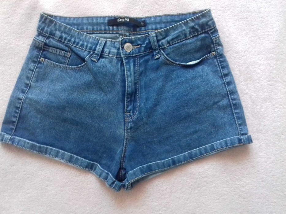 Jasne jeansowe spodenki Sinsay