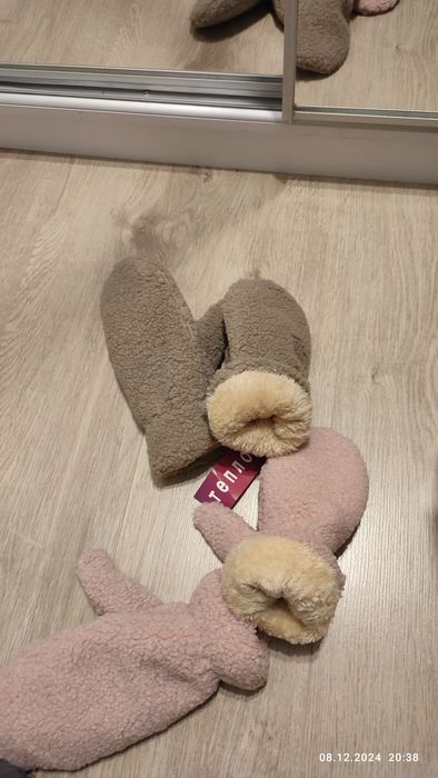 Варежки женские.