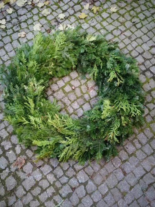 Wianek, wieniec, podkład słomiany z żywym, świeżym igliwiem 100cm