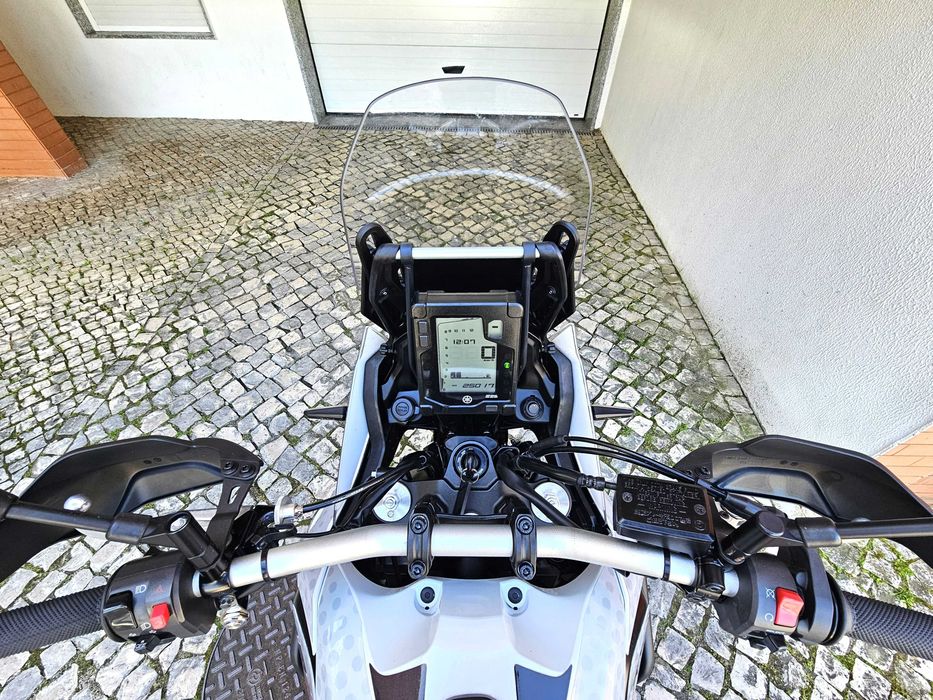 Yamaha Tenere 700 com Top Case e livro de revisões carimbado