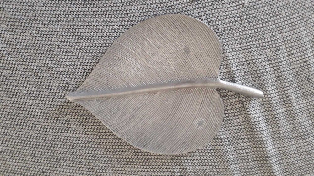 Folha estilizada, em metal trabalhado