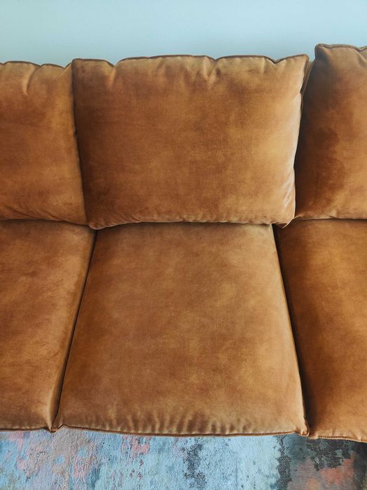 Sofá de veludo castanho caramelo