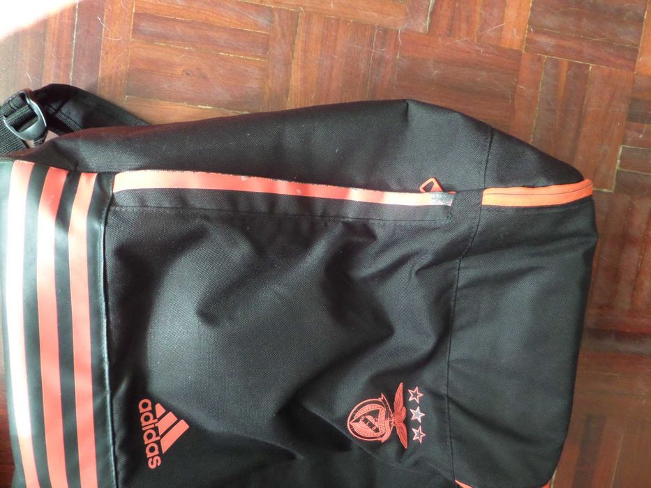 Mochila da Adidas, Preta com Perfis Vermelhos e Simbolos do Benfica. Ideal para desporto ou viagens