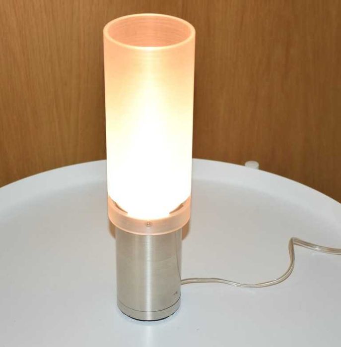 Candeeiro de mesa com base em inox pesada e de elevada qualidade