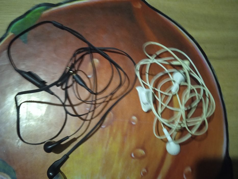 Дротові гарнітури/навушників Nokia моделей WH-102 та WH-205.