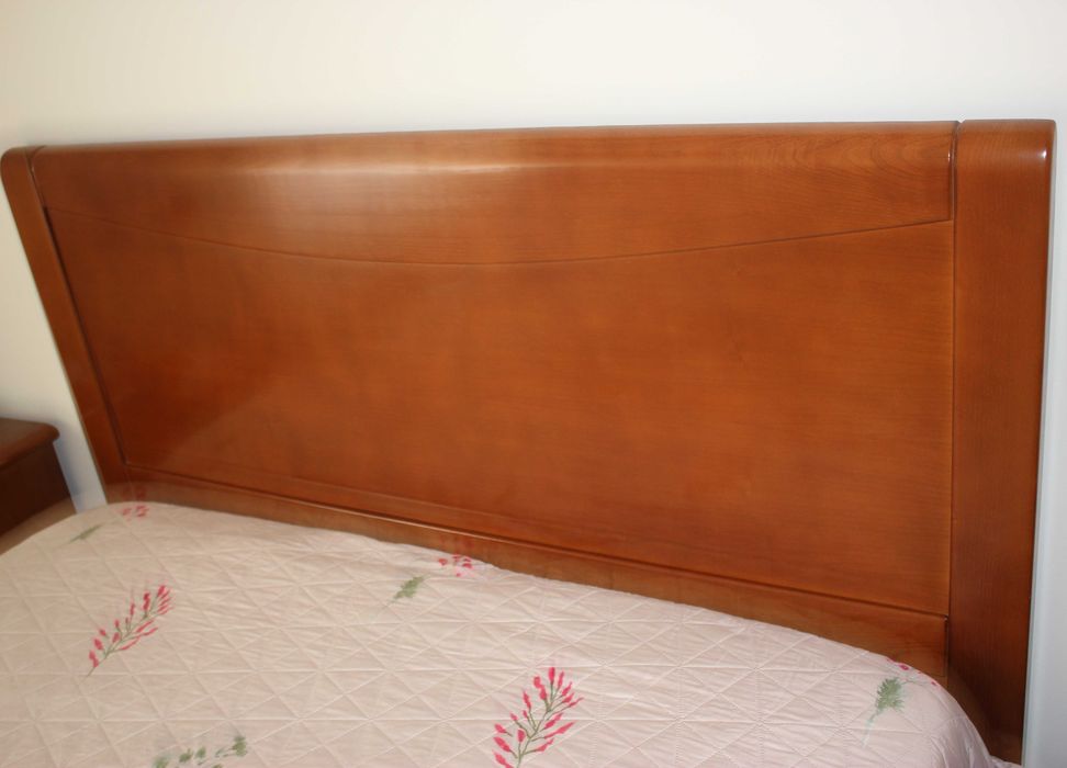 Cama de casal em madeira cerejeira