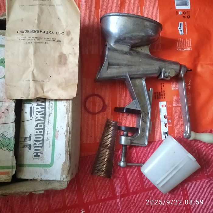 Ручная советская соковыжималка в комплекте
