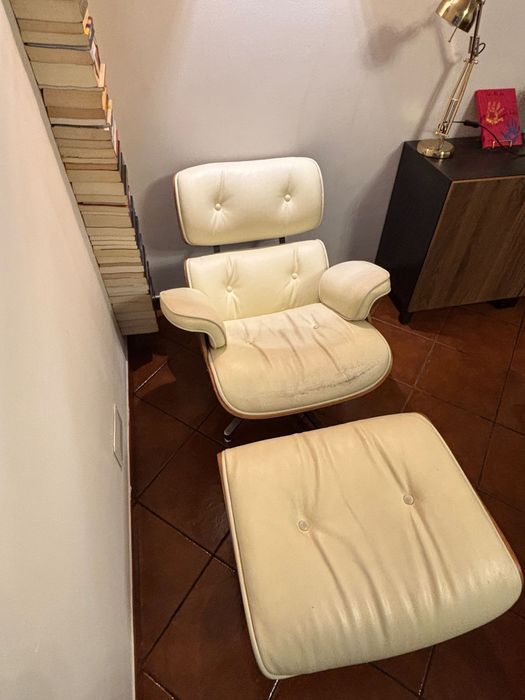 Cadeirão Eames beje