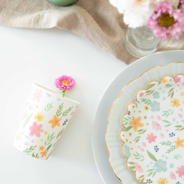 Serwetki papierowe jednorazowe "Kwiaty polne" 24cm/24cm 1opak./10szt.