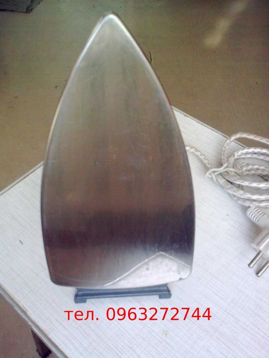 Утюг Атланта 1200w в нормальном рабочем состоянии