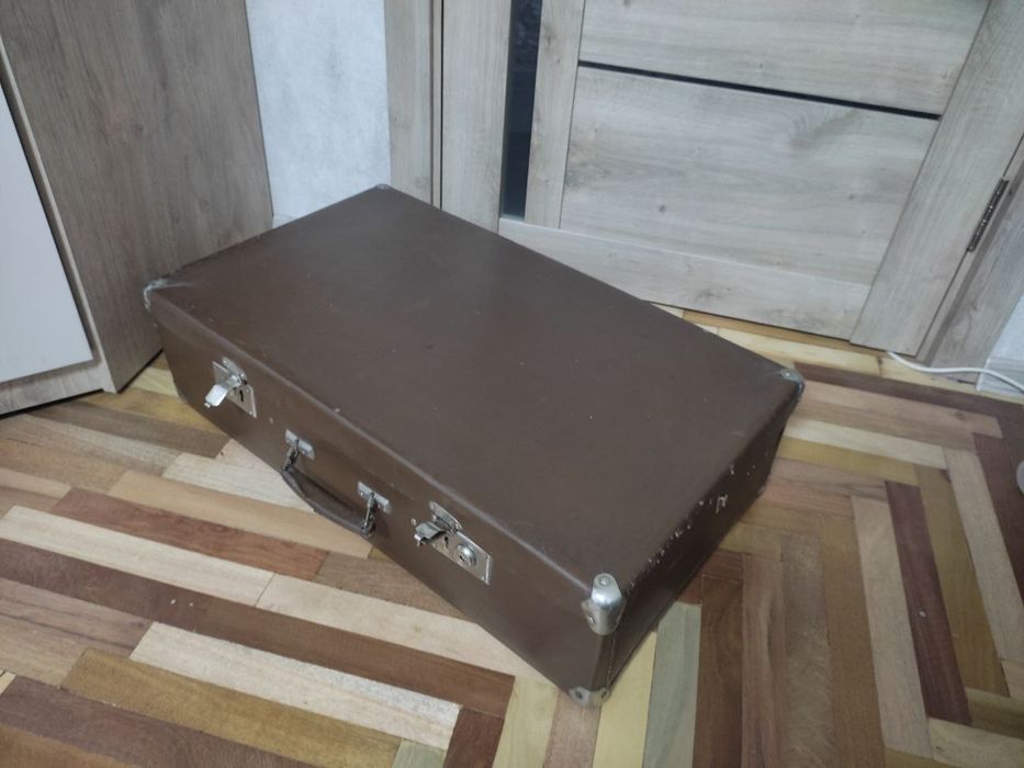 Великий коричневий чемодан