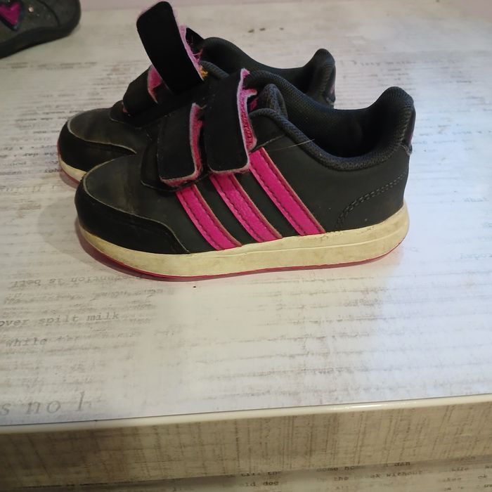 Adidasy  dziewczęce   21  długość wkładki około 13.5 cm.