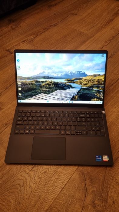 Dell Vostro 3510 i7 / 8 GB/ 512 GB