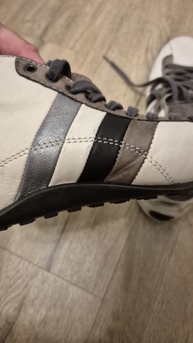 Camper buty skórzane 40
Czarne z drobinkami brokatu
Duża łyż