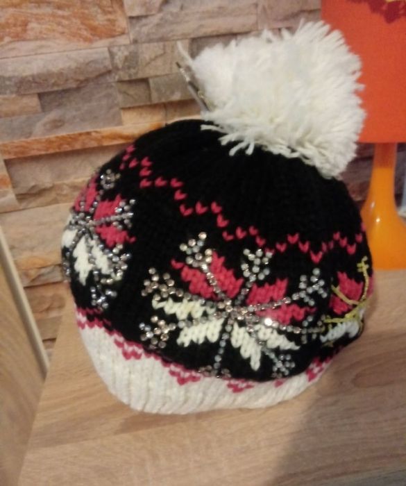 Nowa czapka z pomponem