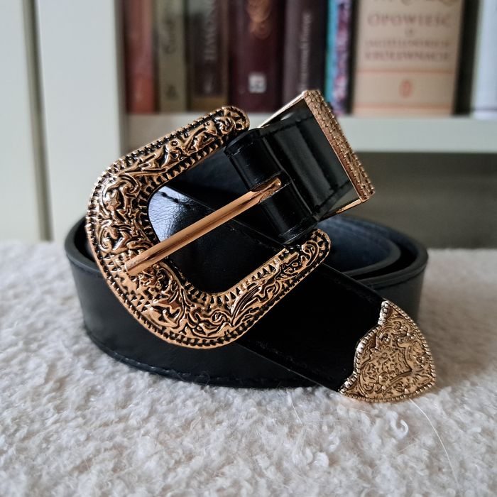 Nowy pasek z ozdobną klamrą