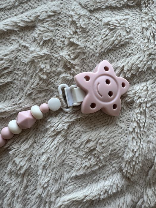 [ €3,00 ] Prende Chupetas • Rosa & Branco