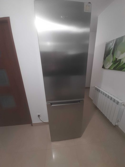 Lodówka whirlpool pełny no frost w pełni sprawna, jak nowa, 2 letnia.