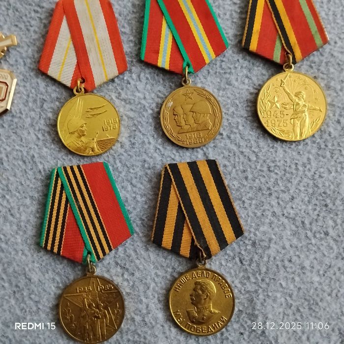 Продам значки на футбольную тематику.