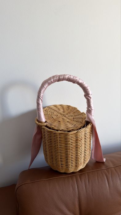 Плетена соломʼяна корзинка ручної роботи