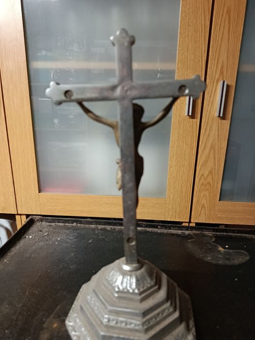 Crucifixo em latão