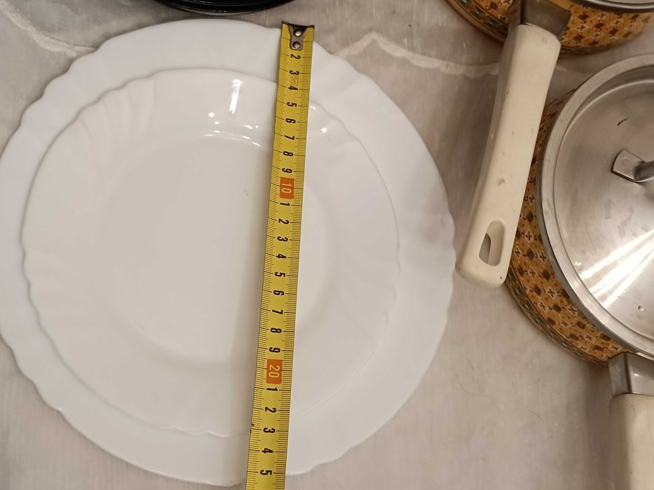 2 Panelas e 6 pratos