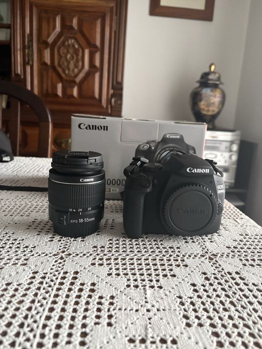 Canon 2000D + 18-55 IS III + acessórios — estado como novo