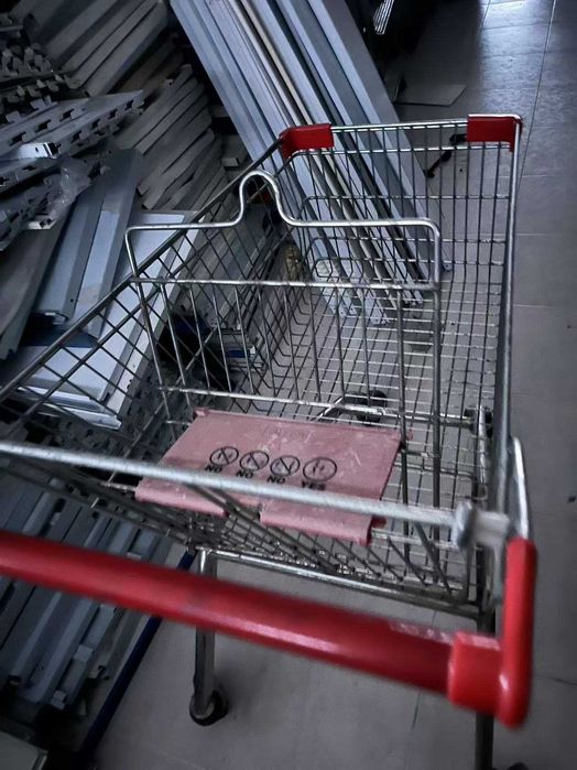 Estante metálica, adequada para uso em armazéns.