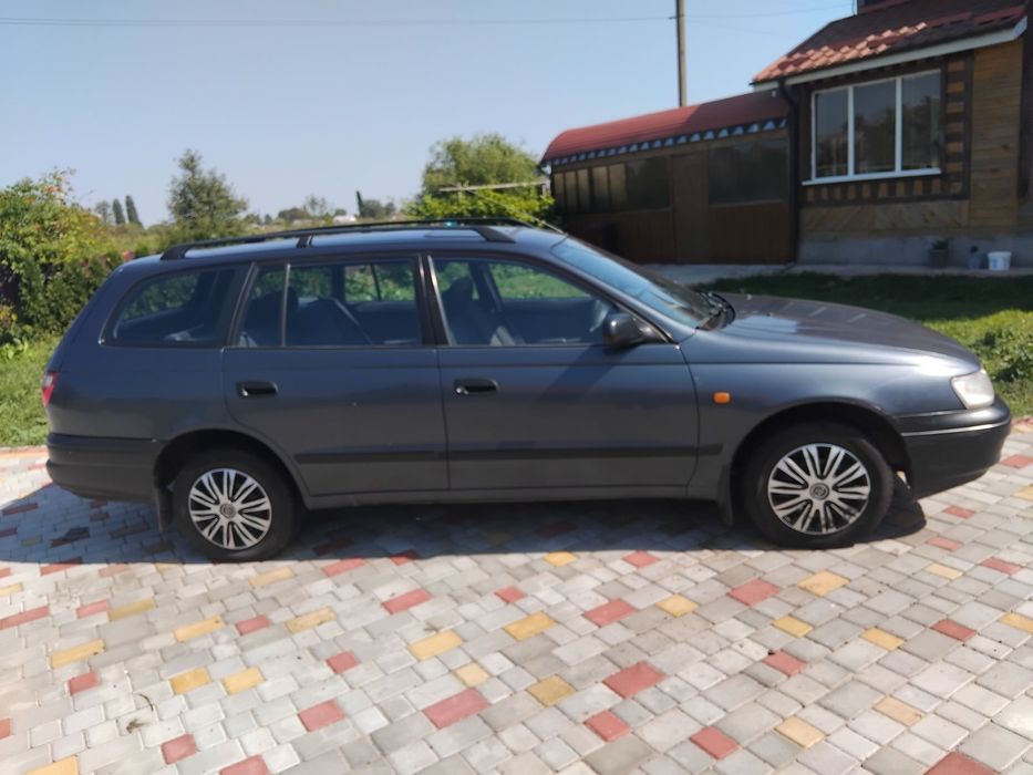 Тойота Каріна Е універсал