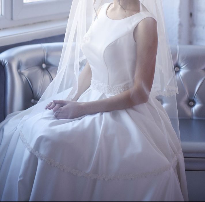 Розкішна атласна весільна сукня з салону