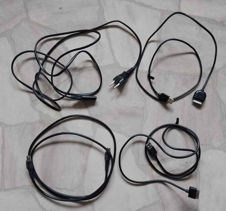 Кабелі, адаптери для телефонів, шнури USB і інше.