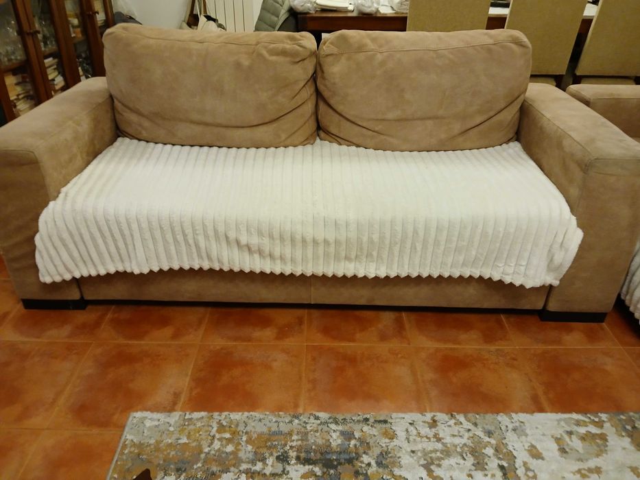 2 Sofás, um de 3 lugares e outro de 2 lugares