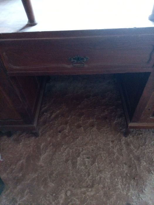 Secretária e cadeira antiga