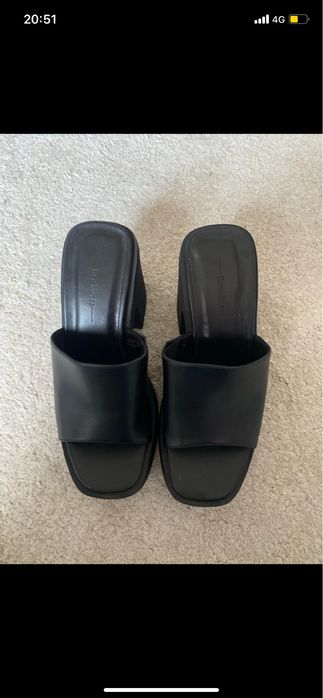 Sapatos pretos de salto alto