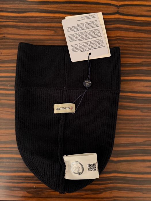 Нова Moncler шапка