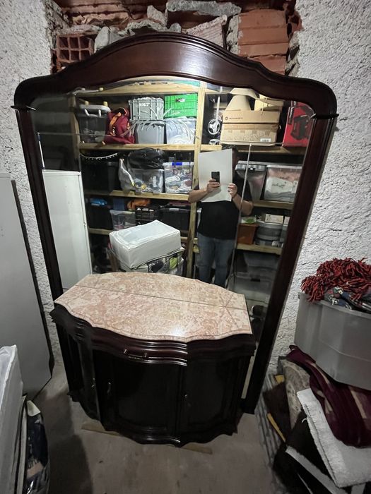 Móvel de decoração , com espelho e com tampo de pedra.