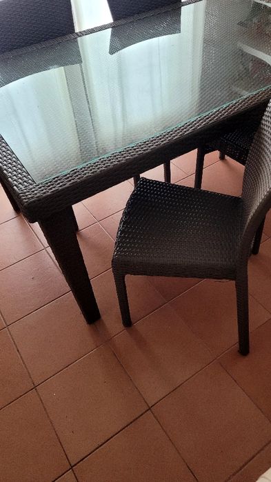 Mesa com 4 cadeiras.