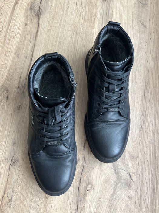 Продаж зимових черевиків.