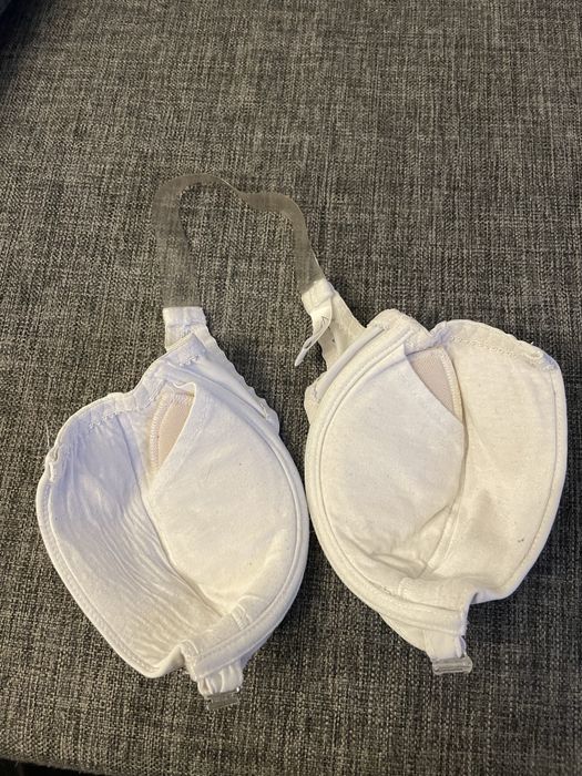 Bialy biustonosz usztywniany bez ramiaczek przeźroczysty pasek plecy