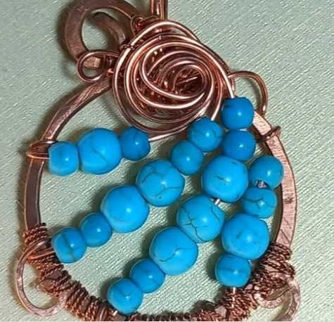 Wisiorek okrągły z niebieskimi przezroczystymi koralikami-dlaPani Kasi