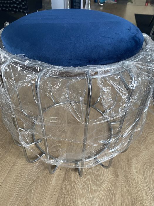 Metalowa pufa  w kolorze turkusowym