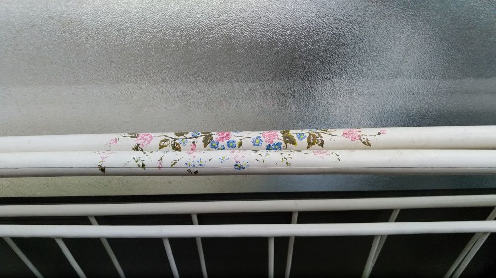 Cama de ferro pintada à mão.