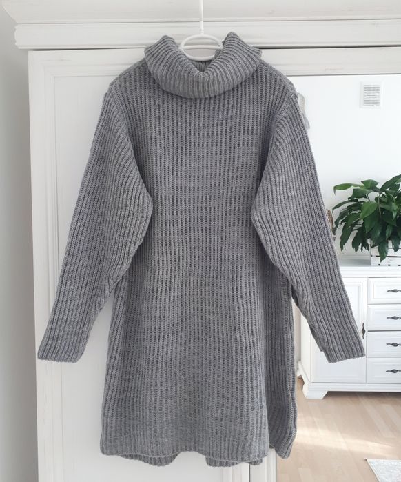 Wełniana sukienka z golfem