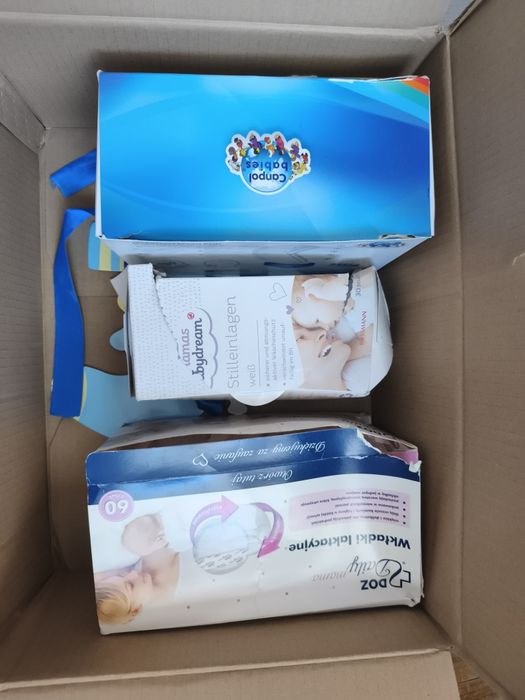 3 opakowania wkładek laktacyjny u różnych firm,