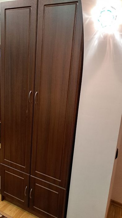 Меблі з письмовим столом